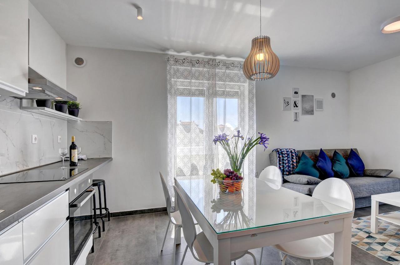 Apartment Log In Štinjan Eksteriør billede